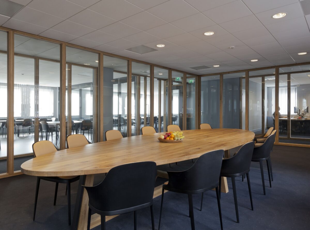 Op maat gemaakte tafel door Wessel Kuik binnenhuisarchitectuur voor zakelijk bedrijf. Doordacht, functioneel en op maat.
