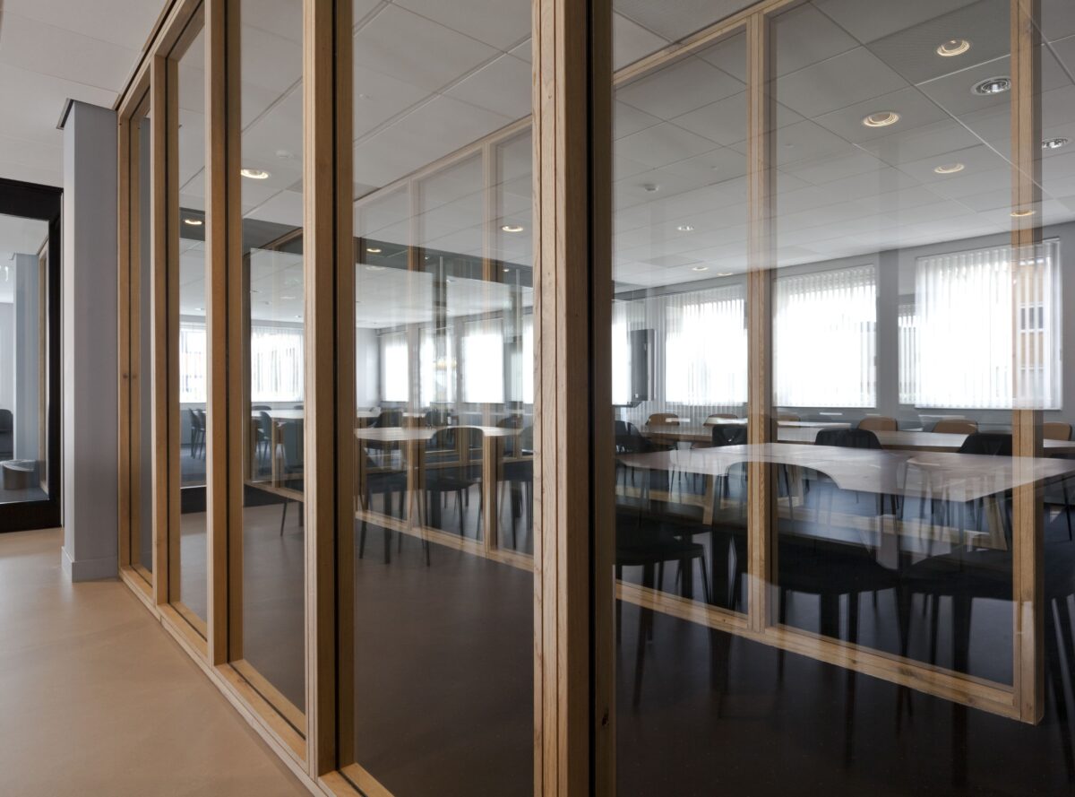 Detail van op maat gemaakte kozijnen door Wessel Kuik binnenhuisarchitectuur voor zakelijk bedrijf. Doordacht, functioneel en op maat.
