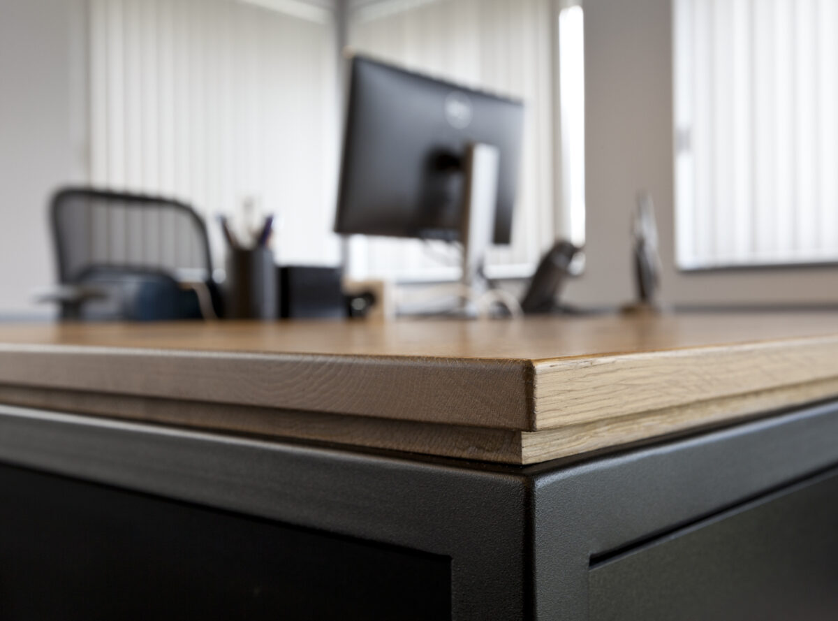 Detail van op maat gemaakte tafel door Wessel Kuik binnenhuisarchitectuur voor zakelijk bedrijf. Doordacht, functioneel en op maat.
